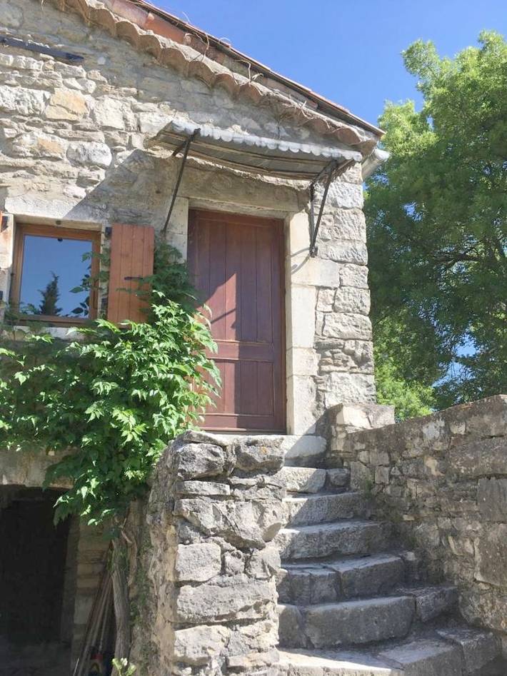 Location de vacances pour 4 personnes, avec vue ainsi que jardin et piscine à Grospierres - 2