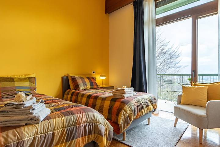 Room 'Stanza Miele' with Mountain View, Shared Terrace and Wi-Fi in Montevecchia, Brianza