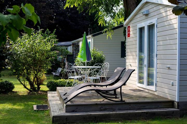 Camping pour 2 personnes, avec Terrasse et Jardin ainsi que Bassin pour enfant et Piscine