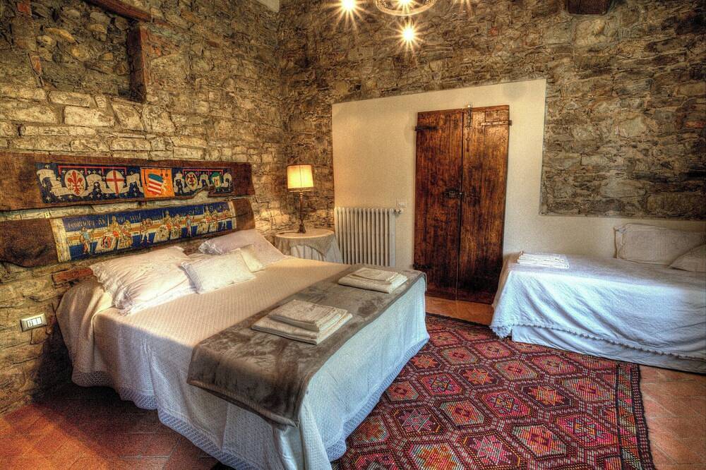Authentic Tuscan hamlet with private infinity pool. 25 kilometers from Florence in Vaiano, Provincia de Prato