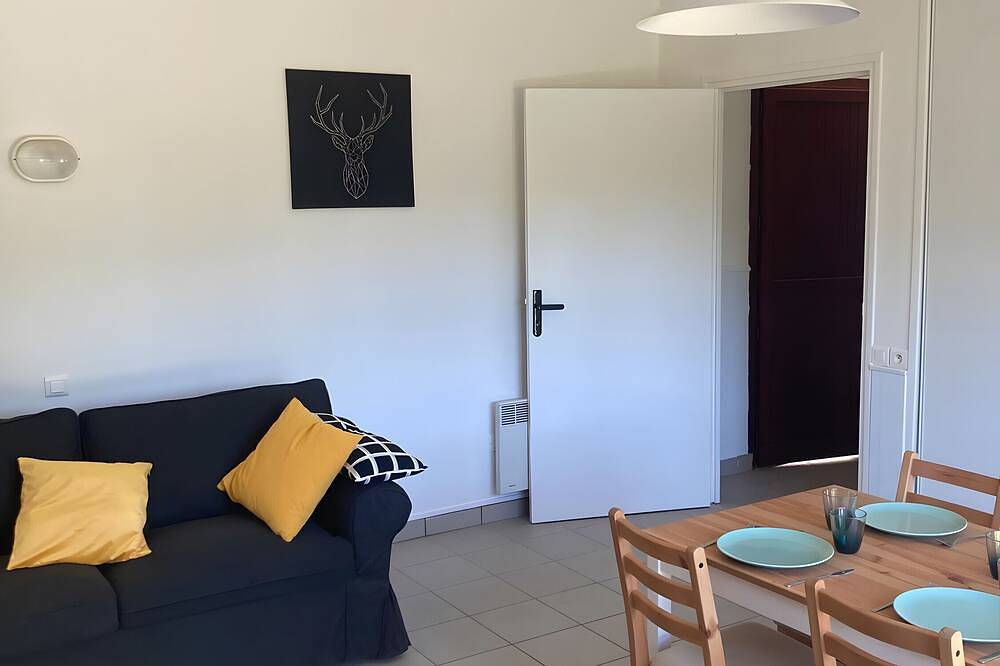 Entire apartment, Holiday Home 'Ocre Au Bord Du Lac' with Shared Terrace, Shared Garden and Wi-Fi in Saint-Rémy-sur-Durolle, Livradois-Forez Regional Nature Park