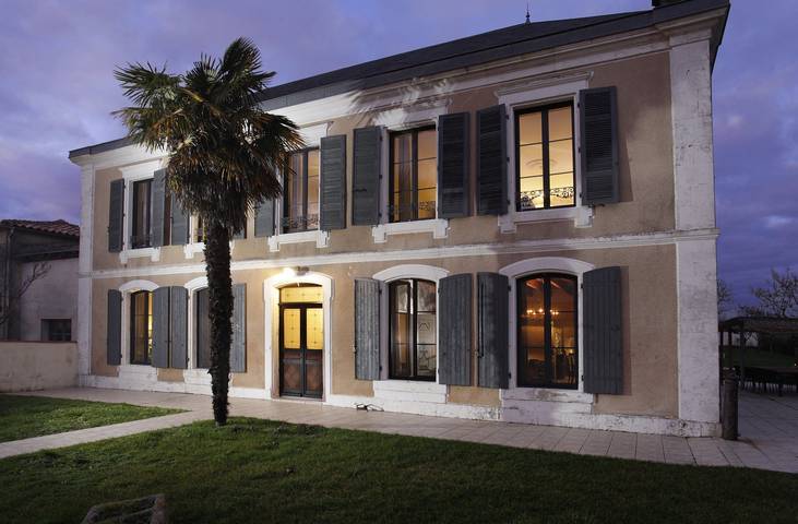 Gîte pour 11 personnes, avec terrasse ainsi que jardin et piscine - 1