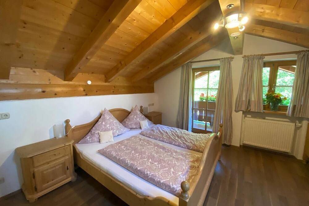 Ganze Wohnung, Haus Hager - Ferienwohnung im Dachgeschoss mit Südbalkon in Weissbach an der Alpenstrasse, Schneizlreuth