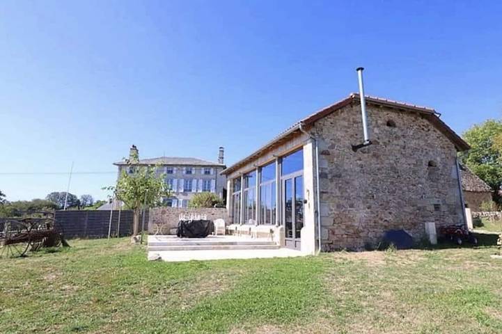 Gîte pour 12 personnes, avec jardin, animaux acceptés à Glénat (homonymie)