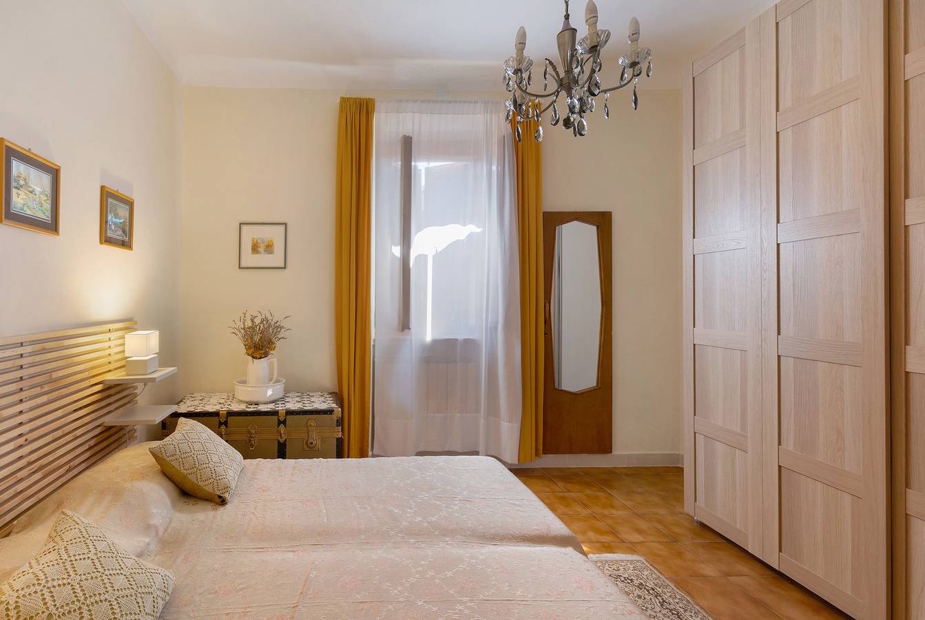 Ganze Wohnung, Ferienwohnung 'Corbei' mit Seeblick, Gemeinschaftsterrasse und Wi-Fi in Torri del Benaco, Gardasee-Berge
