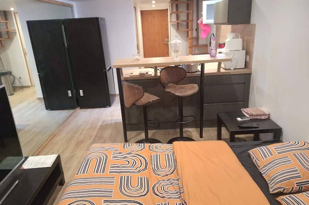 Appartement entier, À louer – Studio 40 m² avec mezzanine, jardin privé, clim et services inclus in Montélimar, Région de nyons