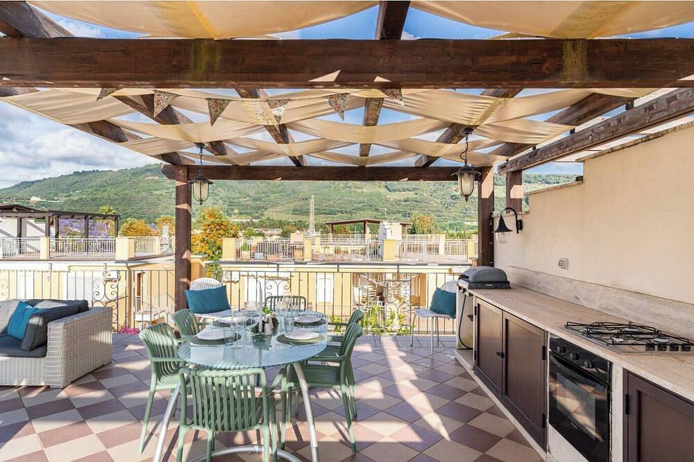 Entire apartment, High-Speed Internet, large roof terrace (& outdoor kitchen), two beds, two bath. in Pizzo, Vibo Valentia Province