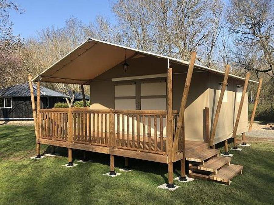 Flower Camping  Les Granges - Canvas and wooden tent 5 persons - Wood Lodge Confort 25 m2 (2 bedrooms) + covered terrace in Luynes, Tours region