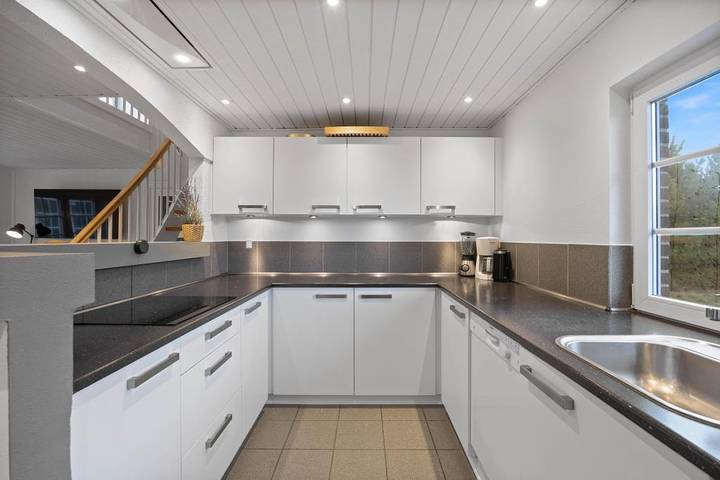 Thatched roof holiday home with swimming pool, hot tub and sauna in Blavand, Región de Varde