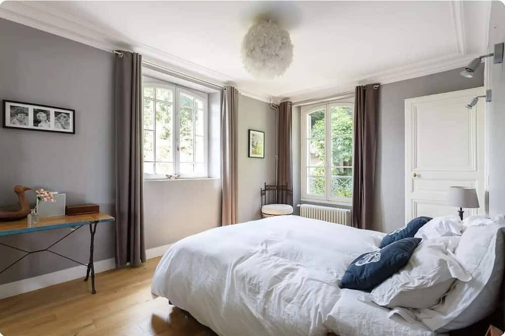 Beautiful family home with huge garden in Domaine national de Saint-Cloud, Ville-d'Avray