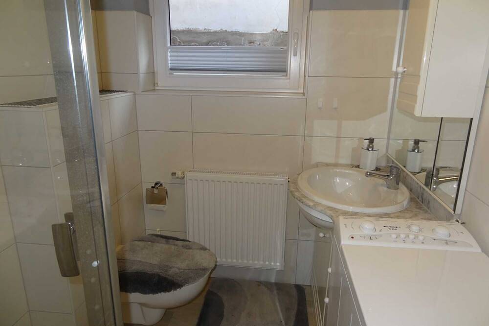 Appartement entier, Vacation apartment (in the house - separate entrance - basement) - 2 vacation apartments in Wesenberg, Mecklenburg-Strelitz