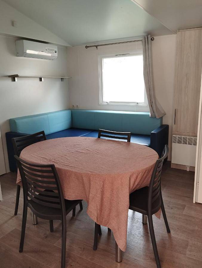 Location de vacances pour 6 personnes, avec jardin ainsi que jacuzzi et piscine à Nans-les-Pins - 3