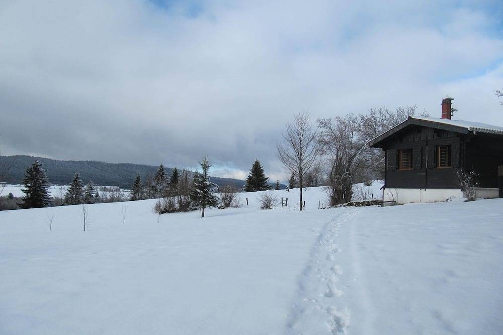 Chalet 2 personnes, animaux acceptés in Grande-Rivière, Parc naturel régional du Haut-Jura
