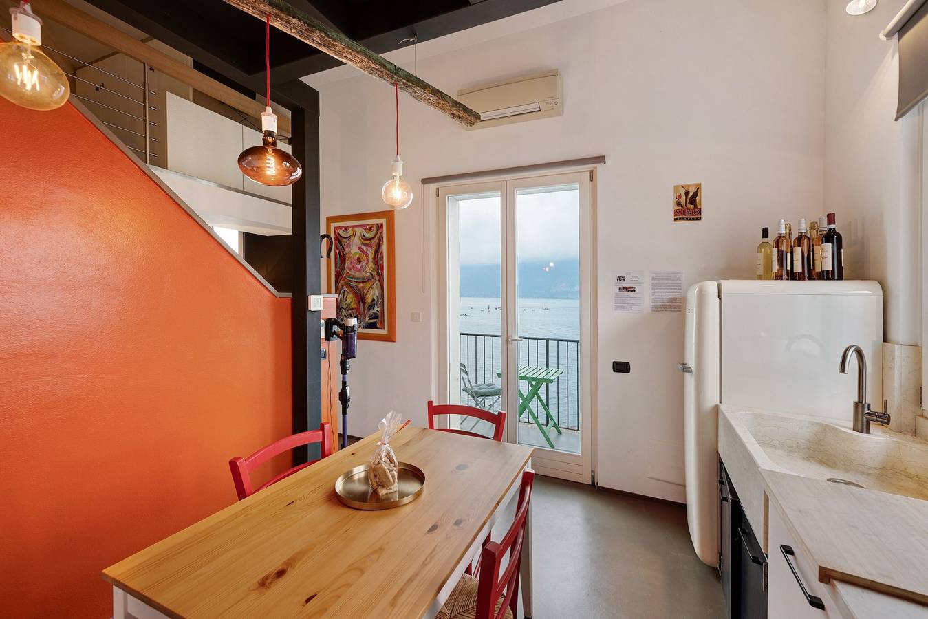 Appartement entier, Appartement 'Angolo Sul Porto' avec vue sur le lac, Wi-Fi et climatisation in Brenzone, Montagnes autour du lac de Garde