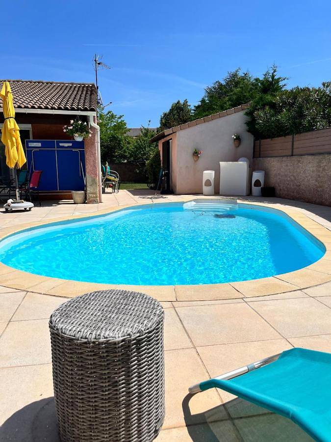 Location de vacances pour 6 personnes, avec terrasse et piscine à Garons - 2