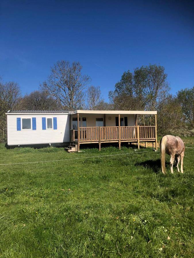 Gîte pour 7 personnes, avec jardin ainsi que vue et piscine, animaux acceptés à Damiatte