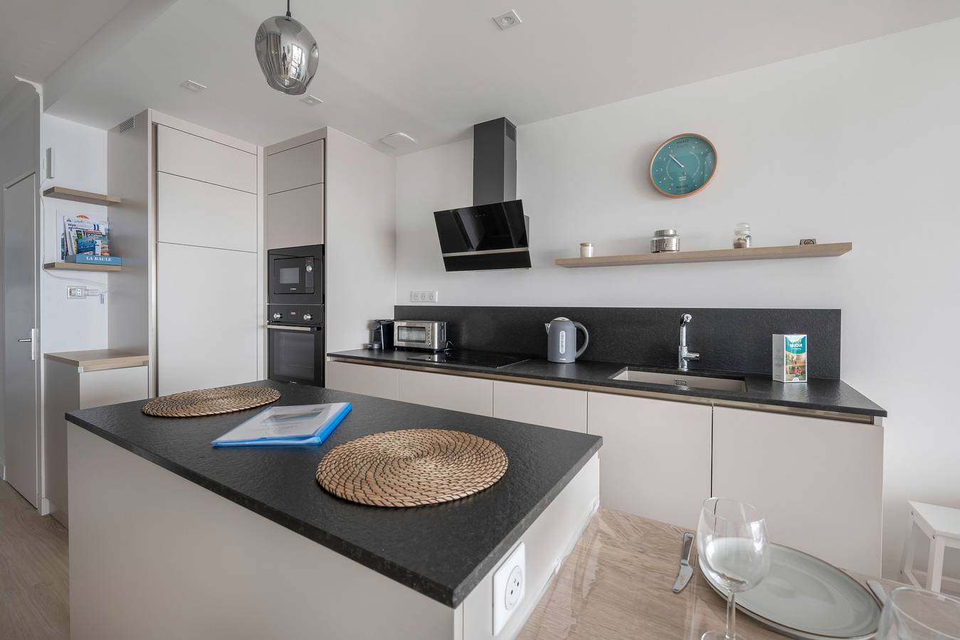 Appartement entier, Séjour vue mer pour 4 - 20m plage de la Baule  in La Baule-Escoublac, Côte d'Amour