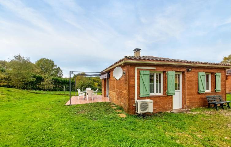 Gîte pour 4 personnes, avec piscine et vue ainsi que terrasse et jardin, animaux acceptés à Maurens