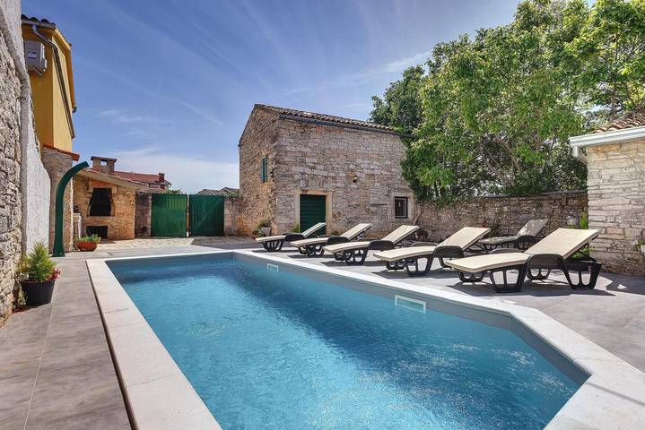 Ferienhaus für 8 Personen, mit Terrasse und Garten sowie Pool, mit Haustier