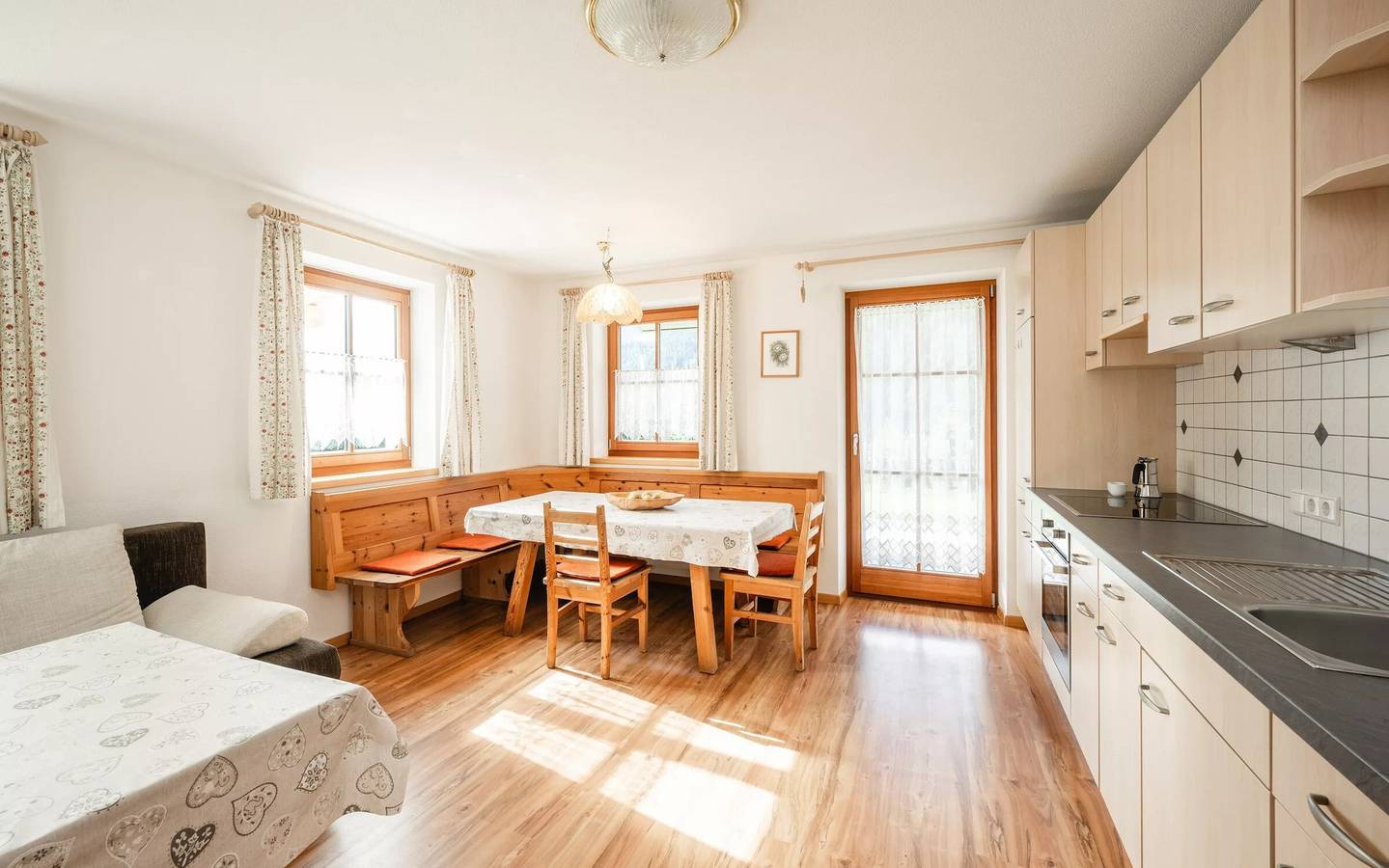 Entire apartment, Apartment 'Rieplechn App Waldruhe' with Mountain View, Shared Garden and Wi-Fi in Sand in Taufers, Kronplatz