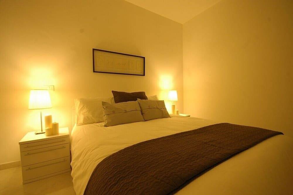 Entire apartment, High-Speed Internet, large roof terrace (& outdoor kitchen), two beds, two bath. in Pizzo, Vibo Valentia Province