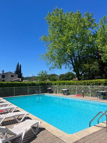 Hôtel pour 2 personnes, avec vue ainsi que piscine et jardin, animaux acceptés à Saint-Alban-Auriolles