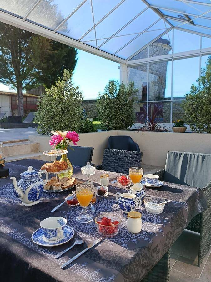 Location de vacances pour 2 personnes, avec Terrasse et Jacuzzi ainsi que Jardin et Piscine à Avon-les-Roches - 2