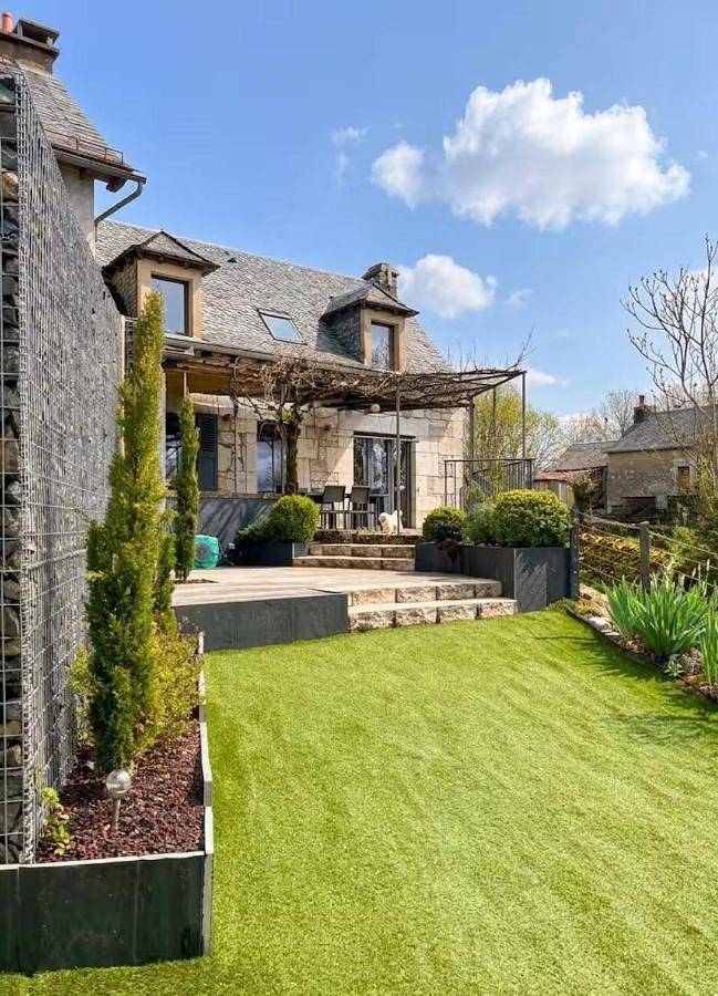 Location de vacances pour 6 personnes, avec Terrasse ainsi que Jardin et Vue dans Coussergues