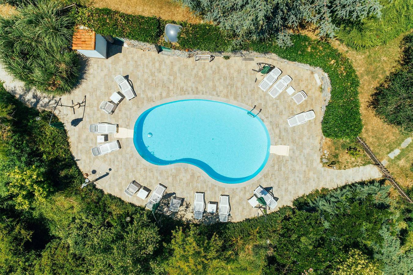 Appartamento intero, Appartamento Lavanda con vista sulle montagne, terrazza, piscina stagionale condivisa e Wi-Fi in Garlenda, Riviera di Ponente