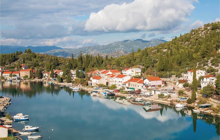 Ganze Ferienwohnung, Charmantes 200 m vom Strand entferntes Apartment mit Terrasse und Parkplatz in Blace, Dubrovnik-Neretva