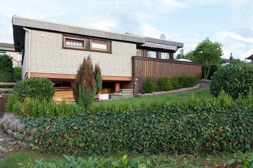 Ruhiger Bungalow am Hennesee mit Terrasse in Meschede, Hochsauerlandkreis