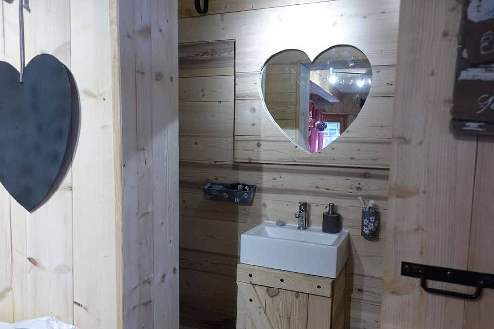 Charming Savoyard Mazot in Hauteluce Village – Ideal for Couples, Near Shops and Ski Lift in Arêches, Beaufort (Rhône-Alpes)