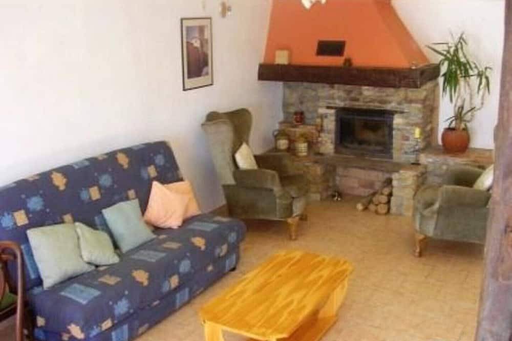 Pyreneen Vue gite with pool, renovated farmhouse tranquil with amazing views in Coussa, Ariège