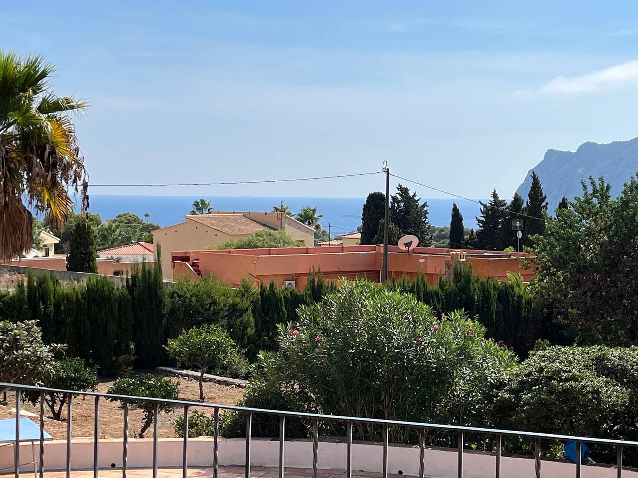 Villa 'Sobre Las Rocas' mit Meerblick, Pool und in Strandnähe in Carrio, Calpe
