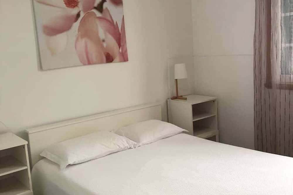 Spacious, Garden, and Private Parking in São Miguel Island, Ponta Delgada