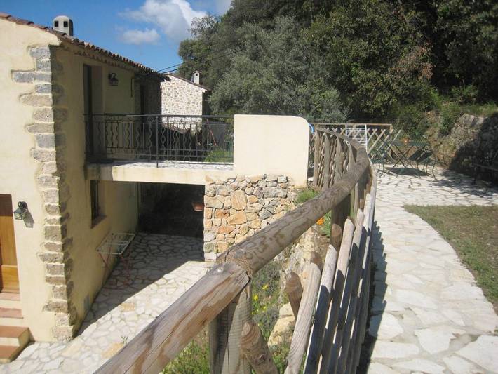 Gîte pour 4 personnes, avec terrasse et vue ainsi que vue sur le lac et jardin, animaux acceptés dans Lac de Saint-Cassien - 3