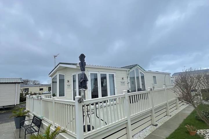Static caravan for 6 people, with garden and pool in Rhyl