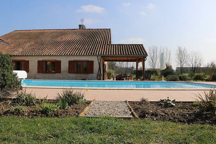 Chambre d’hôte pour 2 personnes, avec Jardin et Piscine à Briatexte