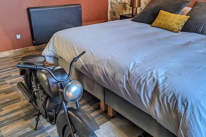 Chambre Industrielle Avec Jacuzzi Privatif Sous les Poutres in Treuzy-Levelay, Seine-et-Marne