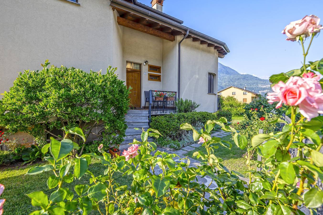 Elegantes Haus zwischen See und Bergen in Rogolo, Orobie Alpen West