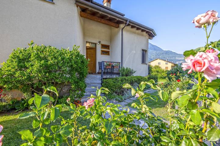 Casa elegante entre o lago e a montanha in Rogolo, Alpes de Orobie Ocidental