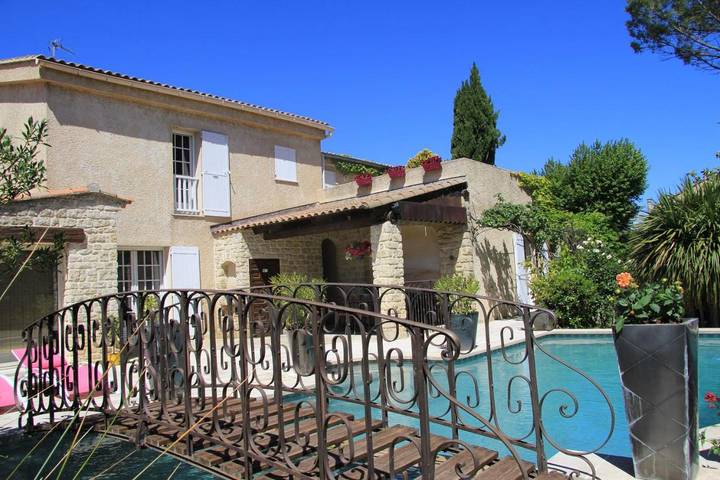 Location de vacances pour 2 personnes, avec Terrasse et Jacuzzi ainsi que Jardin et Piscine à Le Pontet