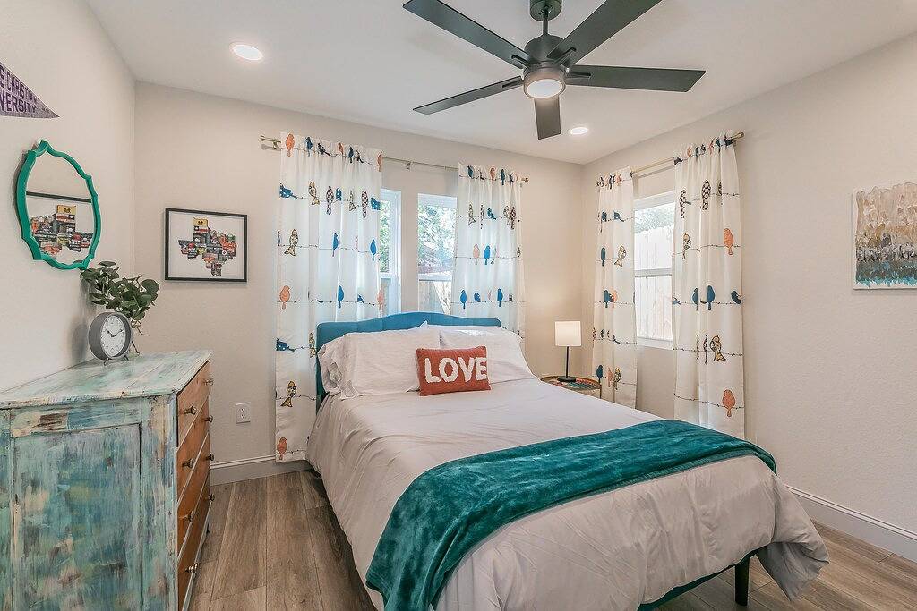 Charming Home Near Dickies+Free Biweekly Clean+King Bed+Fully Furnished in Fort Worth, Tarrant County