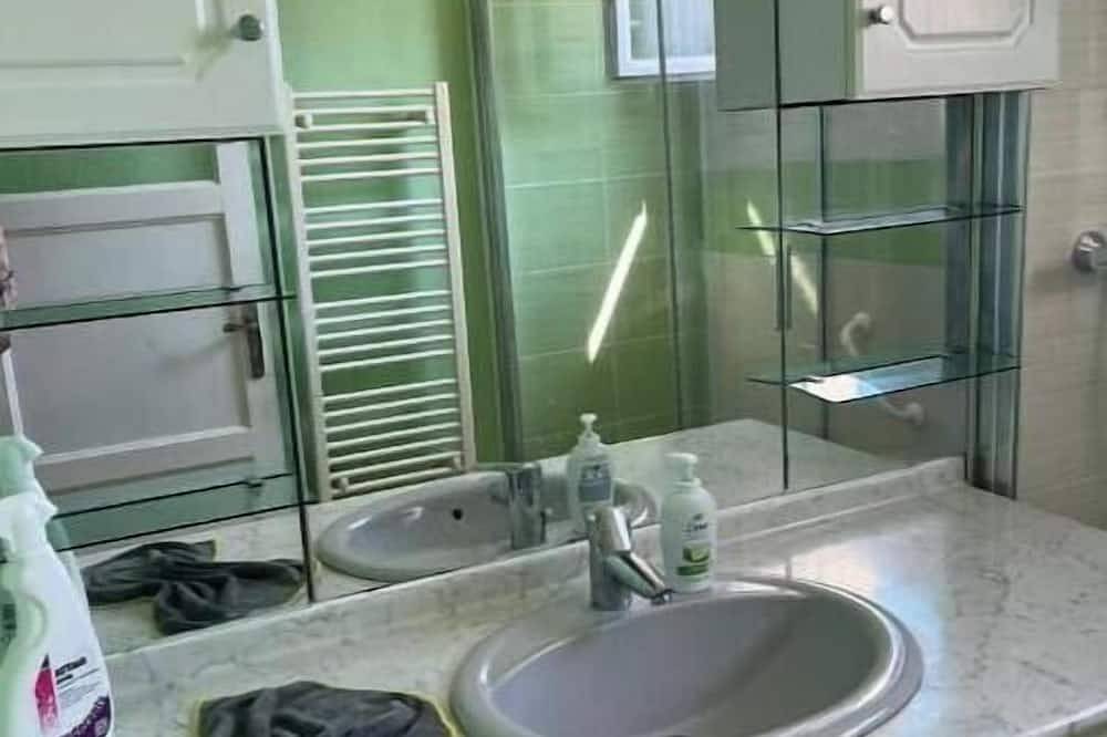 Entire apartment, 2-bedroom apartment with garden in Saint-Pierre-des-Corps, near train station in Saint-Pierre-des-Corps, Tours region