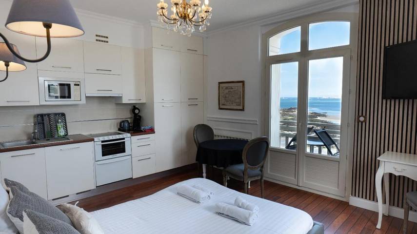 Gîte pour 2 personnes, avec vue et terrasse dans Saint-Énogat - 2