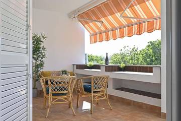 Gîte pour 4 personnes, avec terrasse à Gajac