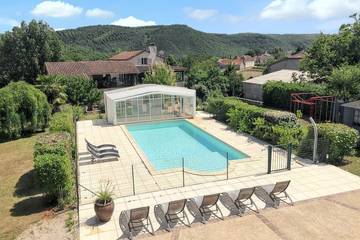 Gîte pour 9 personnes, avec jardin ainsi que piscine et terrasse, animaux acceptés à Saint-Géry