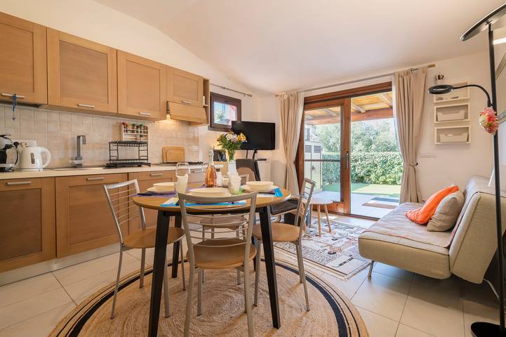 Casa vacanze 'Manessy' con vista mare, piscina condivisa e aria condizionata in Badesi, Olbia-Tempio