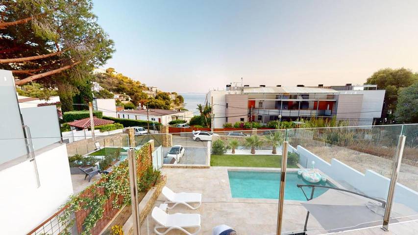 Location de vacances pour 8 personnes, avec vue ainsi que terrasse et piscine dans Platja De Canyelles Petites - 4