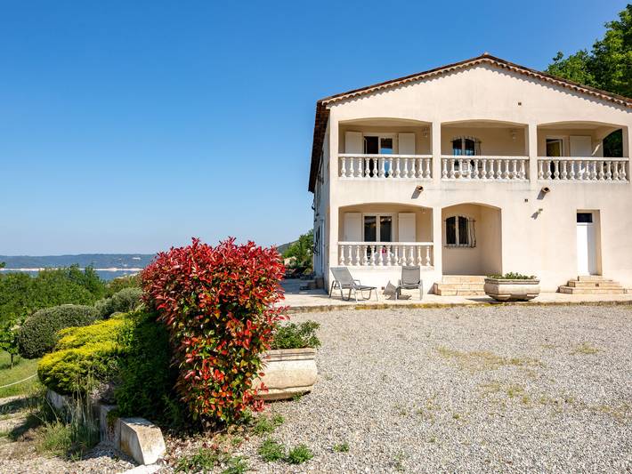 Ferienwohnung für 6 Personen, mit Terrasse und Garten sowie Seeblick und Ausblick in der Verdonschlucht